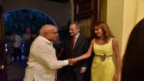 El señor Montalbán recibe en su residencia a Ricardo Cabrisas. vicepresidente del Consejo de Ministros y Ministro de Economía de Cuba