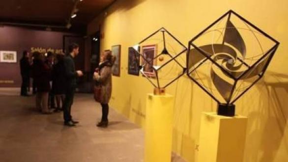 El Museo Gustavo de Maeztu ha acogido exposiciones de primer nivel. En la imagen, la más reciente, titulada 'Salón de arte'. (CRISTINA SOLANO)